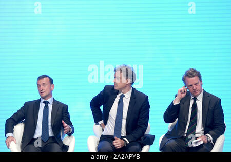 (Da sinistra a destra) Segretario gallese Alun Cairns, in Irlanda del Nord il Segretario Julian Smith e il Segretario di Stato per la Scozia Alister Jack, sul palco durante il congresso del partito conservatore al Manchester Convention Center. Foto di PA. Picture Data: Mercoledì 2 ottobre 2019. Vedere PA storia TORY principale. Foto di credito dovrebbe leggere: Stefan Rousseau/PA FILO Foto Stock