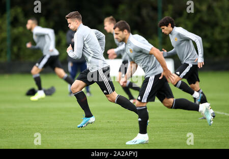 Wolverhampton Wanderers' Leander Dendonker (seconda a sinistra) durante la sessione di formazione presso il martinetto Hayward Allenamento, Wolverhampton. Foto Stock