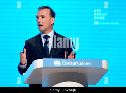 Segretario gallese Alun Cairns parla durante il congresso del partito conservatore al Manchester Convention Center. Foto Stock