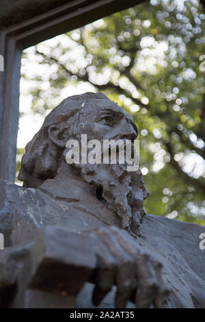 Scultura di Jan Matejko, uno di Polonia più famosi artisti, rilassante in una cornice immagine. La statua è di Jan Tutaj, Cracovia in Polonia Foto Stock