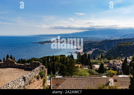 Vista aerea di Taormina dalle antiche mura dell'anfiteatro greco, vista sul Mar Ionio Foto Stock