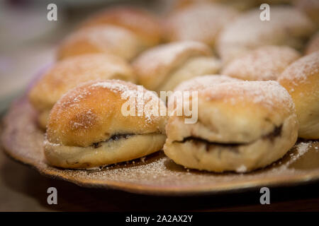 Piccoli sandwich con cioccolato e zucchero bianco Foto Stock