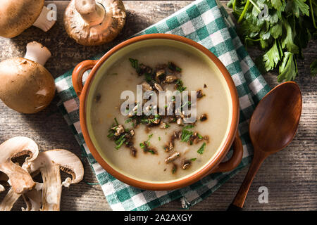 In casa zuppa di funghi in ciotola sul tavolo in legno.Vista Superiore Foto Stock