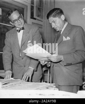 Arthur Koestler (1905-1983), uno scrittore britannico e giornalista di origine ungherese (a destra), con James Burnham, professore presso la New York University. Foto Stock