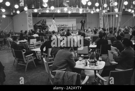 Un modello presenta un abito del couturier Heinz Bormann da Magdeburg. Foto Stock