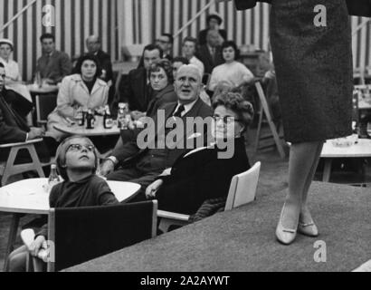 Un modello sulla passerella presenta la moda dal designer Heinz Bormann da Magdeburg. Foto Stock