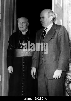 Il Cardinale Michael von Faulhaber, Arcivescovo di Monaco e Frisinga (sinistra). Foto non datata, probabilmente intorno all'anno 1950. Foto Stock