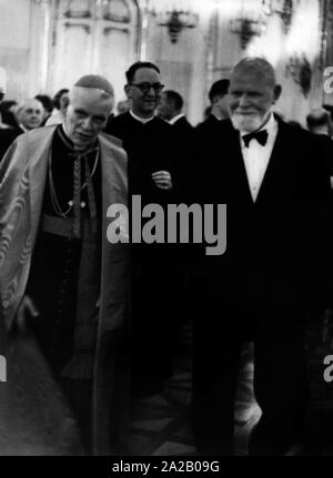 Il primo giorno di Cattolica dopo il ripristino dell'Austria la libertà ha avuto luogo nel 1952 presso il Heldenplatz. Nella foto: Il Viennese arcivescovo cardinale Theodor Innitzer (sinistra) e l allora Presidente federale Theodor Koerner. Foto Stock