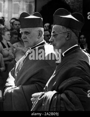 Il cardinale Theodor Innitzer (sinistra, Arcivescovo di Vienna) e del Cardinale Joseph Frings, Arcivescovo di Colonia) ai funerali del Cardinale Michael von Faulhaber (Arcivescovo di Monaco e Frisinga). Foto Stock