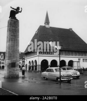 La foto mostra la statua di Venere (spesso chiamato "Hypothekenvenus' in volgare), che si suppone per commemorare la ricostruzione di Freudenstadt dopo la guerra i danni causati dalla Seconda Guerra Mondiale. Accanto si trova il Townhouse, una folcloristica e città-museo storico. La foto è stata realizzata probabilmente nel 50s. Foto Stock