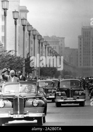 Nikita Sergeyevich Khrushchev, leader del partito della CPSU e Anastas Mikoyan, vice primo ministro, sono azionati attraverso Berlino est in open limousines. La foto mostra loro durante la corsa attraverso il Stalin Allee, sul ciglio della strada stand il popolo acclamava. Khrushchev e la sua delegazione hanno visitato la RDT tra il 07.08.1957 e il 14.08.1957. Le vetture sono eè-110 parata di vetture, che erano anche disponibili come convertible. Foto Stock