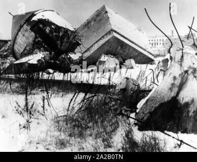 Nella metà degli anni cinquanta la motivazione nel giardino della Cancelleria del Reich erano ancora coperti con i resti di bunker soffiati da truppe sovietiche. Foto Stock