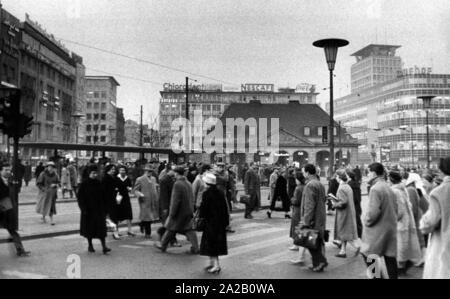 La foto mostra numerosi passanti sulla piazza di fronte l'Hauptwache, un ex guardia barocco edificio. L'Hauptwache è stato usato come un cafè all inizio del XX secolo e ricostruito nel 1954 dopo essere stato distrutto durante la Seconda Guerra Mondiale. La foto risale probabilmente al 1954-1959. Sullo sfondo sono numerosi grandi magazzini e edifici di uffici. Sui loro tetti sono, tra le altre cose, pannelli pubblicitari del Nescafe, Chlorodent e Coca Cola. Sulla destra è un Kaufhof. Foto Stock