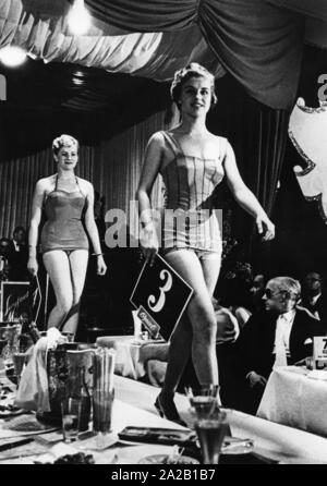 Due candidati si presentano in passerella durante il Miss Germania elezione nel 1958 nel Kurhaus di Baden Baden. Foto Stock