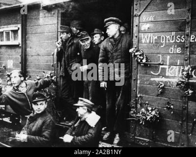 Un gruppo di rimpatriati sovietica arriva in treno a Friedland transito frontaliero camp. Sulla porta della cabina è scritto "Salutiamo la patria". Foto Stock