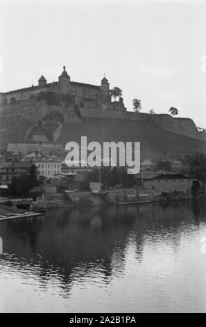Vista sul Fiume Main sulla Fortezza di Marienberg in Wuerzburg. Foto non datata, probabilmente a partire dagli anni sessanta. Foto Stock