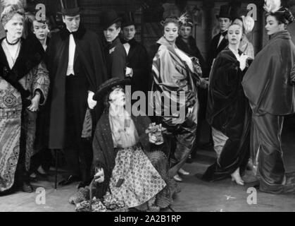 Una scena del musical di Broadway "My Fair Lady" interpretato da Julie Andrews nel ruolo di venditore di fiori di Eliza Doolittle (medio in ginocchio). Copyright: Max Scheler / SZ foto. Foto Stock