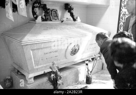 Foto della bara di Salvatore Giuliano nel Ostfriedhof del Comune di Montelepre in provincia di Palermo (Regione Sicilia). Ex eroe popolare Salvatore Giuliano (anche nato a Montelepre) è sepolta nel cimitero. Egli è stato per lungo tempo considerato come una sorta di 'Sicilian Robin Hood", ma ha anche avuto collegamenti con la mafia. Foto Stock