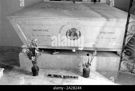 Foto della bara di Salvatore Giuliano nel Ostfriedhof del Comune di Montelepre in provincia di Palermo (Regione Sicilia). Ex eroe popolare Salvatore Giuliano (anche nato a Montelepre) è sepolta nel cimitero. Egli è stato per lungo tempo considerato come una sorta di 'Sicilian Robin Hood", ma ha anche avuto collegamenti con la mafia. Foto Stock