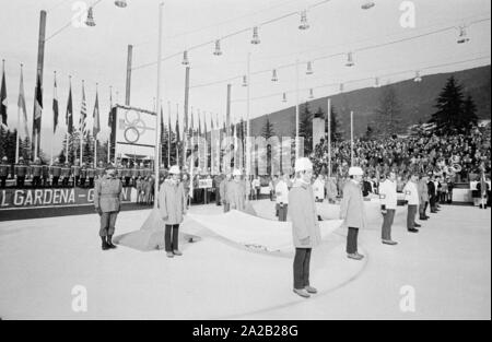 I Mondiali di Sci ha avuto luogo in Val Gardena tra il 7.2.1970 e il 15.2.1970, ed era stato il solo World Cup finora, i cui risultati sono stati inclusi nella Coppa del Mondo di Sci Alpino. Foto della cerimonia di apertura in uno stadio del ghiaccio, presumibilmente la scoperta Ortisei stadium in quel momento. Foto Stock