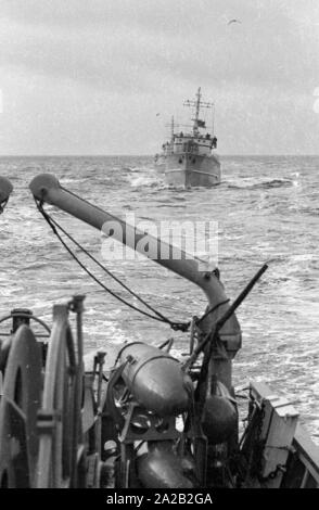 La Lindau classe minehunter costiere durante un esercizio del 6. Minensuchgeschwader (sesta miniera squadrone di spazzamento) nel Mare del Nord. In questo caso, parti dell'ingranaggio del prato fiorito. Foto Stock