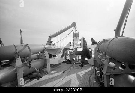 La Lindau classe minehunter costiere durante un esercizio del 6. Minensuchgeschwader (sesta miniera squadrone di spazzamento) nel Mare del Nord. I soldati al lavoro sul minesweeping ingranaggio del prato fiorito. Qui, i soldati tirando fuori un sonobuoy per ripulire il mare miniere con un detonatore acustica. Foto Stock