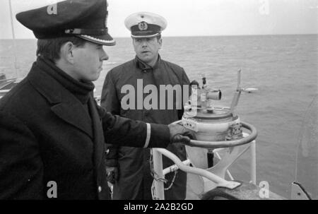 La Lindau classe minehunter costiere durante un esercizio della sesta miniera squadrone di spazzamento nel Mare del Nord. Gli ufficiali sul ponte. Foto Stock