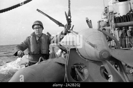 La Lindau classe minehunter costiere durante un esercizio del sesto Minesweeper squadrone nel Mare del Nord. I soldati al lavoro sul minesweeping ingranaggio del prato fiorito. Foto Stock