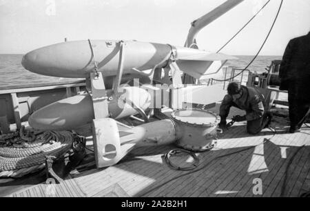 La Lindau classe minehunter costiere durante un esercizio del sesto Minesweeper squadrone nel Mare del Nord. In questo caso, parti dell'ingranaggio del prato fiorito. Foto Stock