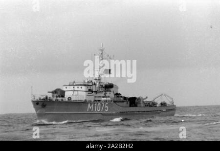 La Lindau classe minehunter costiere durante un esercizio del 6. Minensuchgeschwader (sesta miniera squadrone di spazzamento) nel Mare del Nord. Foto Stock