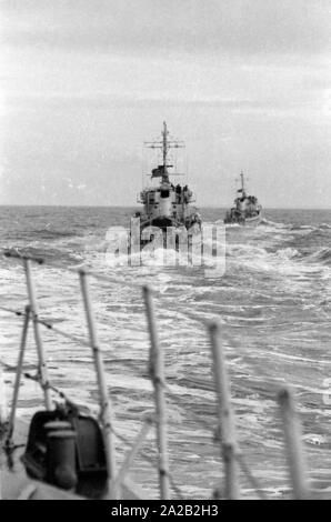 La Lindau classe minehunter costiere durante un esercizio del 6. Minensuchgeschwader (sesta miniera squadrone di spazzamento) nel Mare del Nord. Foto Stock