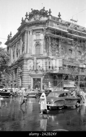 Vista dell'edificio rinascimentale su Lenbachplatz a Monaco di Baviera (Lenbachplatz 2). In questo momento, il Sueddeutsche Bank AG è stata alloggiata in questo edificio che fu costruito nel 1898. Dopo la rottura della Deutsche Bank in banche regionali dopo la Seconda Guerra Mondiale, nel 1952 tre banche successore emerse da dieci banche regionali: la Norddeutsche Bank AG, Deutsche Bank AG West e Sueddeutsche Bank AG. A partire dal 1957, queste tre istituzioni finanziarie nuovamente fusa nei confronti di Deutsche Bank AG, con sede a Frankfurt / Main. Tra il 1963 e il 2009, di Monaco di Baviera Stock Exchange è stato situato in questo edificio. Foto Stock