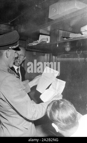 Foto del treno interzonal sulla rotta Leipzig-Gutenfuerst-Hof-Munich. Questo treno era noto per il suo 'tutto-tedesca " auto da pranzo, che è stata molto popolare a causa della 1: 1 tasso di cambio, soprattutto tra Oriente tedesco viaggiatori. Presumibilmente, l'uomo in uniforme sulla sinistra era un funzionario doganale della Repubblica democratica tedesca e tutti i più popolari delle merci trasportate dalla vettura ristorante doveva essere registrato e documentato al fine di impedire il contrabbando. Foto Stock