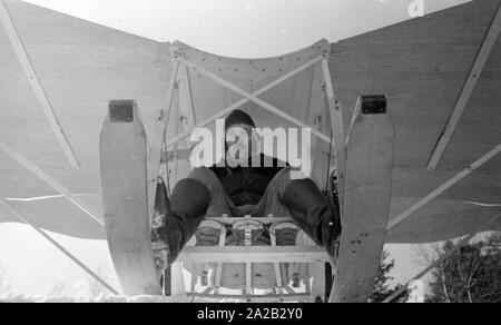 La foto mostra l'hobby-tinkerer Hans Frank con la sua costruzione che appare come un 'flying sledge'. Apparentemente ha voluto provare la sua costruzione al Hohenbogen ski jump vicino Neukirchen. Il salto con gli sci è stato costruito nel 1952, ma a partire da 1959 nessun Concorsi regolari sono stati detenuti lì e il salto con gli sci è stata demolita negli anni sessanta. Foto Stock