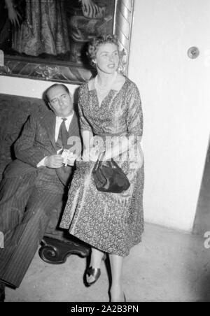 Ingrid Bergman in occasione di un ricevimento a Monaco di Baviera, probabilmente in occasione della ripresa o la premiere del suo ultimo film "paura", diretto da suo marito Roberto Rosselini. Rosselini si siede accanto a lei sul lettino. Foto Stock