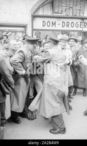 A Monaco di Baviera diverse proteste sono state detenute nel 1953/54 contro i nuovi orari di apertura prolungati (e quindi le ore di lavoro) di negozi di sabato. Il talvolta violenti scontri erano a quel tempo denominata "Ladenschlusskrieg' (orario di chiusura guerra), come la polizia municipale utilizzato un alto livello di violenza. Gli scontri tra poliziotti della città e i manifestanti. Foto Stock