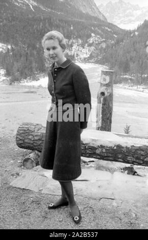 Escursione dell'alta nobiltà intorno a Leopold III, poi il re del Belgio, di Hinterriss in Tirolo. La foto mostra la Principessa Maria Gabriella di Savoia. Foto Stock