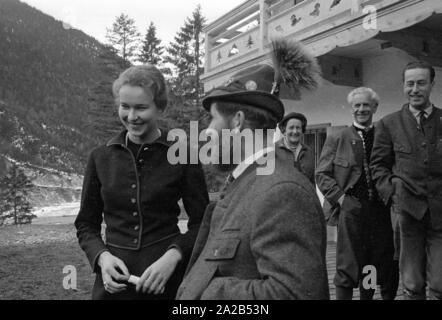 Escursione dell'alta nobiltà intorno a Leopold III, poi il re del Belgio, di Hinterriss in Tirolo. La foto mostra la Principessa Maria Gabriella di Savoia. Foto Stock