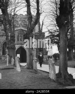 Il dottore Tedesco professor dr. Georg Maurer visita la tomba di Shakespeare nel cimitero di Stratford upon Avon. Lui e un team di una trentina di Monaco di Baviera i medici e gli infermieri sono stati invitati a Manchester e celebrato come "Angeli di Monaco di Baviera", perché avevano trattato i sopravvissuti di un incidente aereo il 6 febbraio 1958 a Monaco di Baviera. I membri della squadra di calcio del Manchester City sono stati anche tra i superstiti. Foto Stock