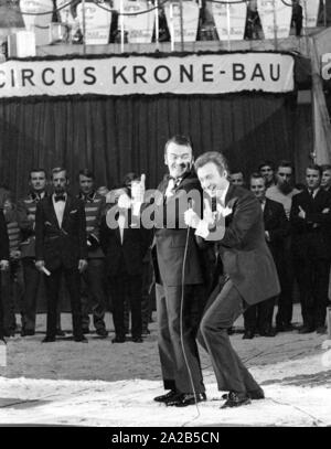 Un programma di un circo è stato tenuto annualmente da celebrità di fronte a un pubblico per lo show televisivo 'Die Goldene Zehn' al Circus Krone di Monaco di Baviera. Foto di bandleader Max Greger (sinistra) con Peter Alexander (a destra). Foto Stock