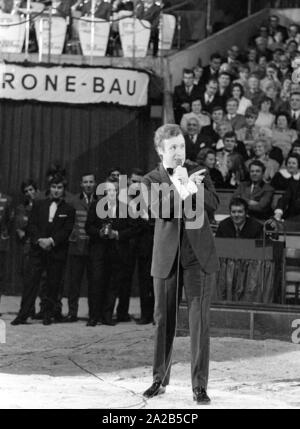 Un programma di un circo è stato tenuto annualmente da celebrità di fronte a un pubblico per lo show televisivo 'Die Goldene Zehn' al Circus Krone di Monaco di Baviera. Foto di Peter Alexander con un microfono nel circus anello. Foto Stock