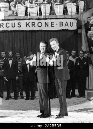 Un programma di un circo è stato tenuto annualmente da celebrità di fronte a un pubblico per lo show televisivo 'Die Goldene Zehn' al Circus Krone di Monaco di Baviera. Foto di bandleader Max Greger (sinistra) e Peter Alexander (a destra). Foto Stock