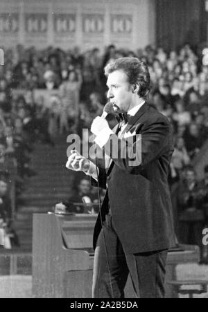 Un programma di un circo è stato tenuto annualmente da celebrità di fronte a un pubblico per lo show televisivo 'Die Goldene Zehn' al Circus Krone di Monaco di Baviera. Foto di Peter Alexander con un microfono nel circus anello. Foto Stock