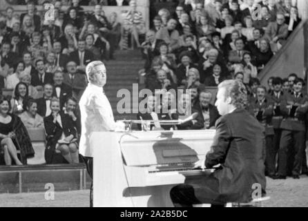 Un programma di un circo è stato tenuto annualmente da celebrità di fronte a un pubblico per lo show televisivo 'Die Goldene Zehn' al Circus Krone di Monaco di Baviera. Foto di Peter Alexander al pianoforte. Foto Stock