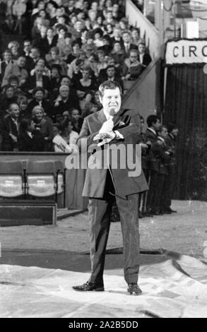 Un programma di un circo è stato tenuto annualmente da celebrità di fronte a un pubblico per lo show televisivo 'Die Goldene Zehn' al Circus Krone di Monaco di Baviera. Foto di Wim showmaster Thoelke nel circus anello. Foto Stock