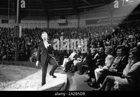 Un programma di un circo è stato tenuto annualmente da celebrità di fronte a un pubblico per lo show televisivo 'Die Goldene Zehn' al Circus Krone di Monaco di Baviera. Foto di Peter Alexander sotto la luce dei riflettori, come egli si avvicina al pubblico. Foto Stock