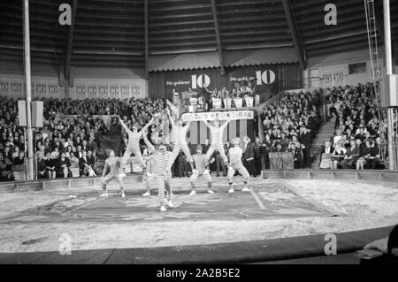 Un programma di un circo è stato tenuto annualmente da celebrità di fronte a un pubblico per lo show televisivo 'Die Goldene Zehn' al Circus Krone di Monaco di Baviera. Foto di una performance di artisti dissimulata. Foto Stock