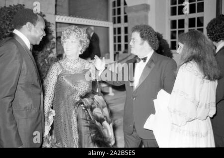 La foto mostra la cantante lirica Simon Estes (sinistra) in conversazione con gli ospiti presso una reception a Bayreuth. Foto Stock