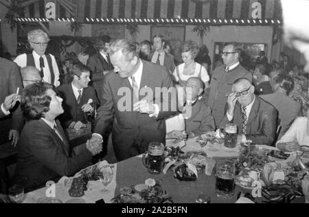 In occasione dell'Oktoberfest in 1970 Willy Brandt è stato ospite nel tendone della Fischer-Vroni. La foto mostra il messaggio di saluto di lui una donna che siede accanto a lui. Foto Stock