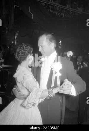 Foto di attore Curd Juergens ballare con una signora in una palla abito al Chrysanthemenball (crisantemo palla) presso il Deutsches Theater Monaco di Baviera. Foto Stock